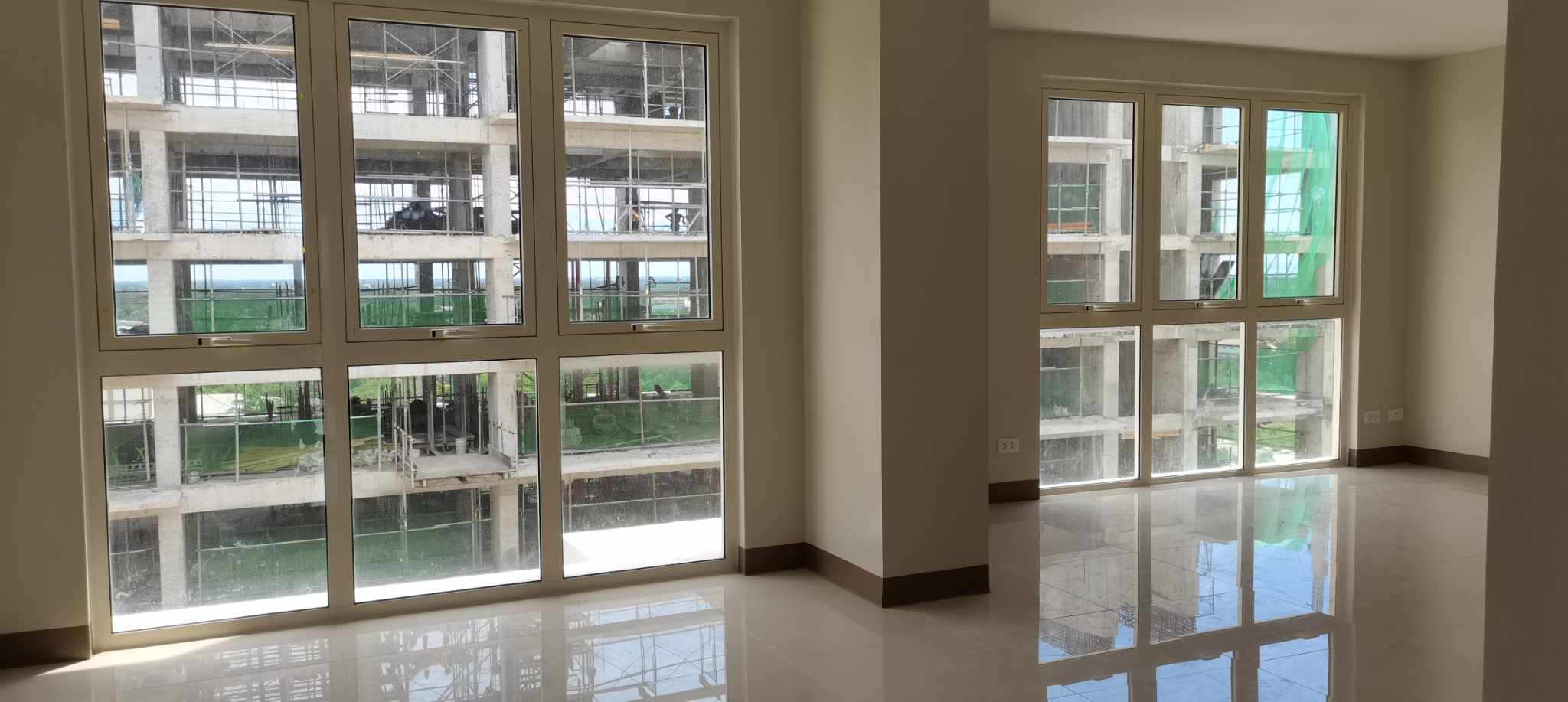 12F Penthouse Unit in Upper East For Sale